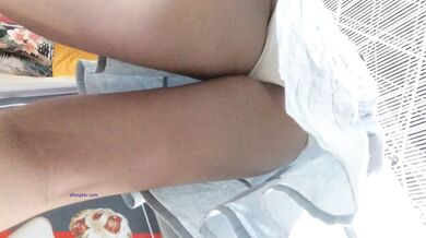 【极品抄底】超高质量机场地铁抄底惊现极品无内长腿美女 是方便借机小哥啪啪吗 (7)